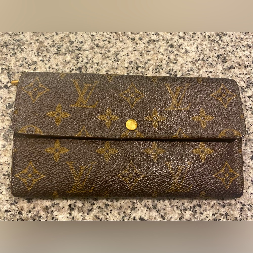 Authentic Louis Vuitton Sarah Long Wallet